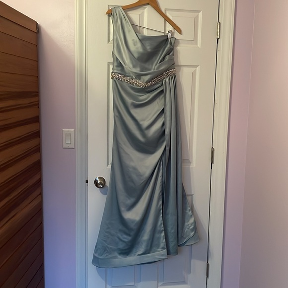 One Shoulder Satin Dress Light Mint size 18 - Picture 7 of 9